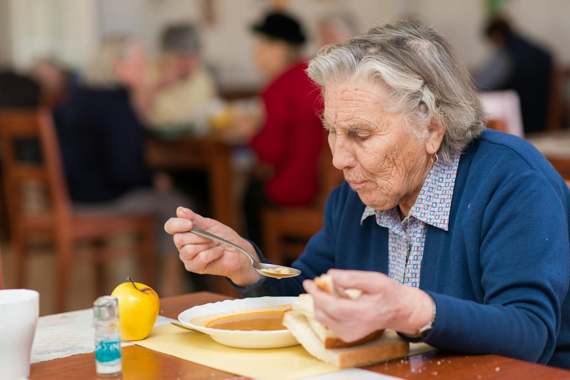 Пожилые люди. Еда для пожилых. Питание пожилых людей. Пожилые люди в кафе.
