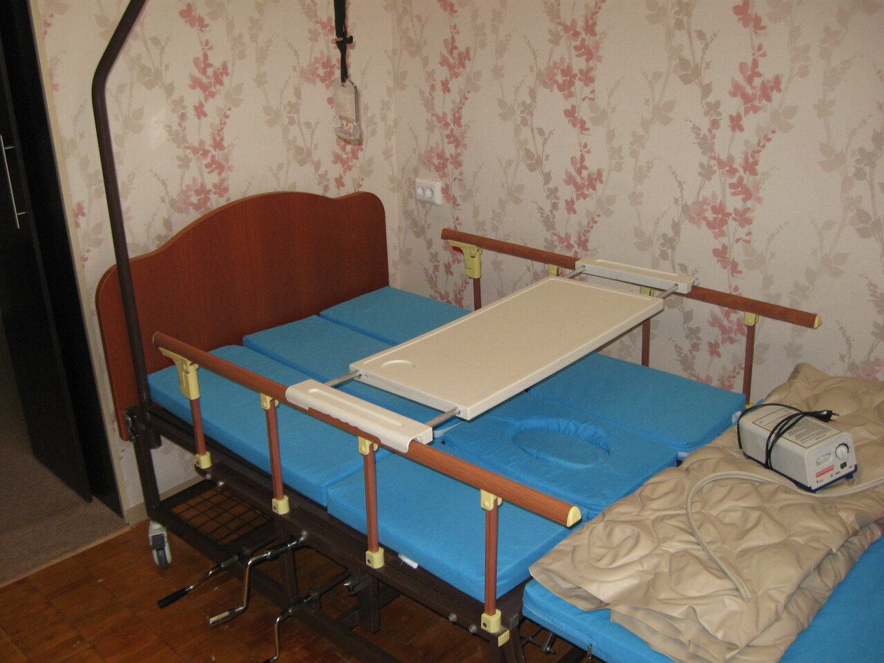 Постель лежачего больного. Приспособления для лежачих больных. Кровать для инвалидов. Приспособления для инвалидов лежачих больных. Приспособление для кровати для лежачих.