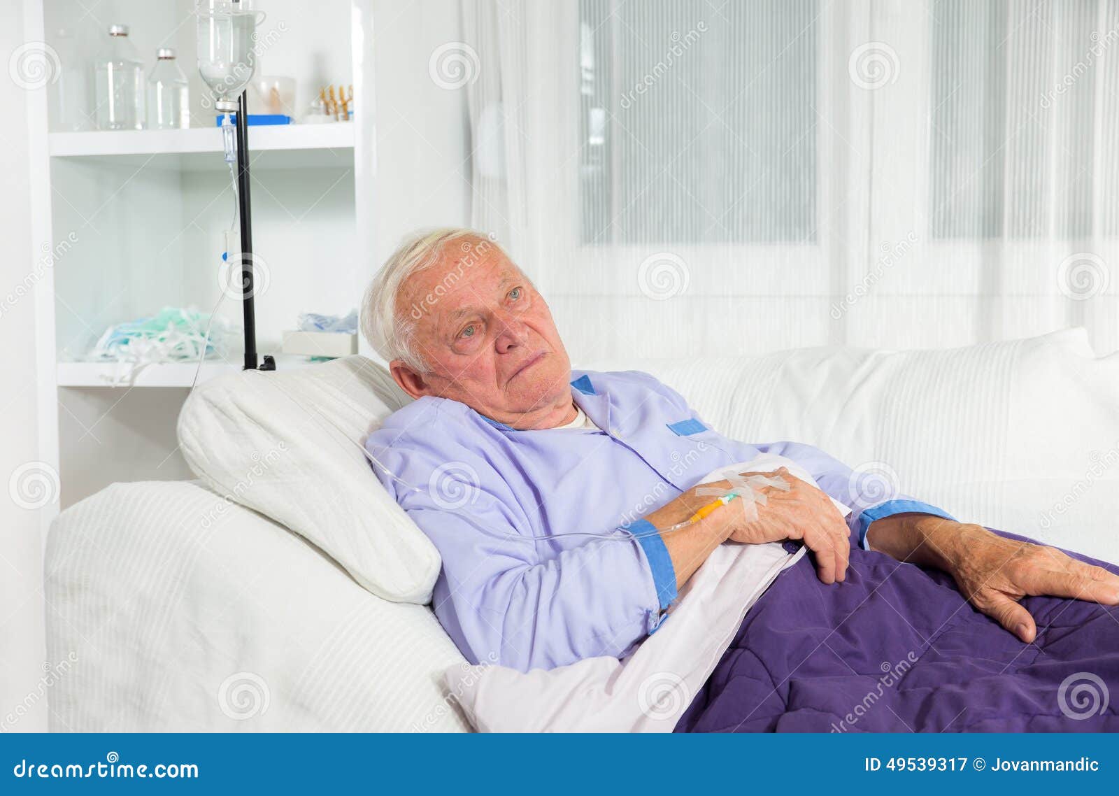 Кровать для пожилого человека с больной спиной