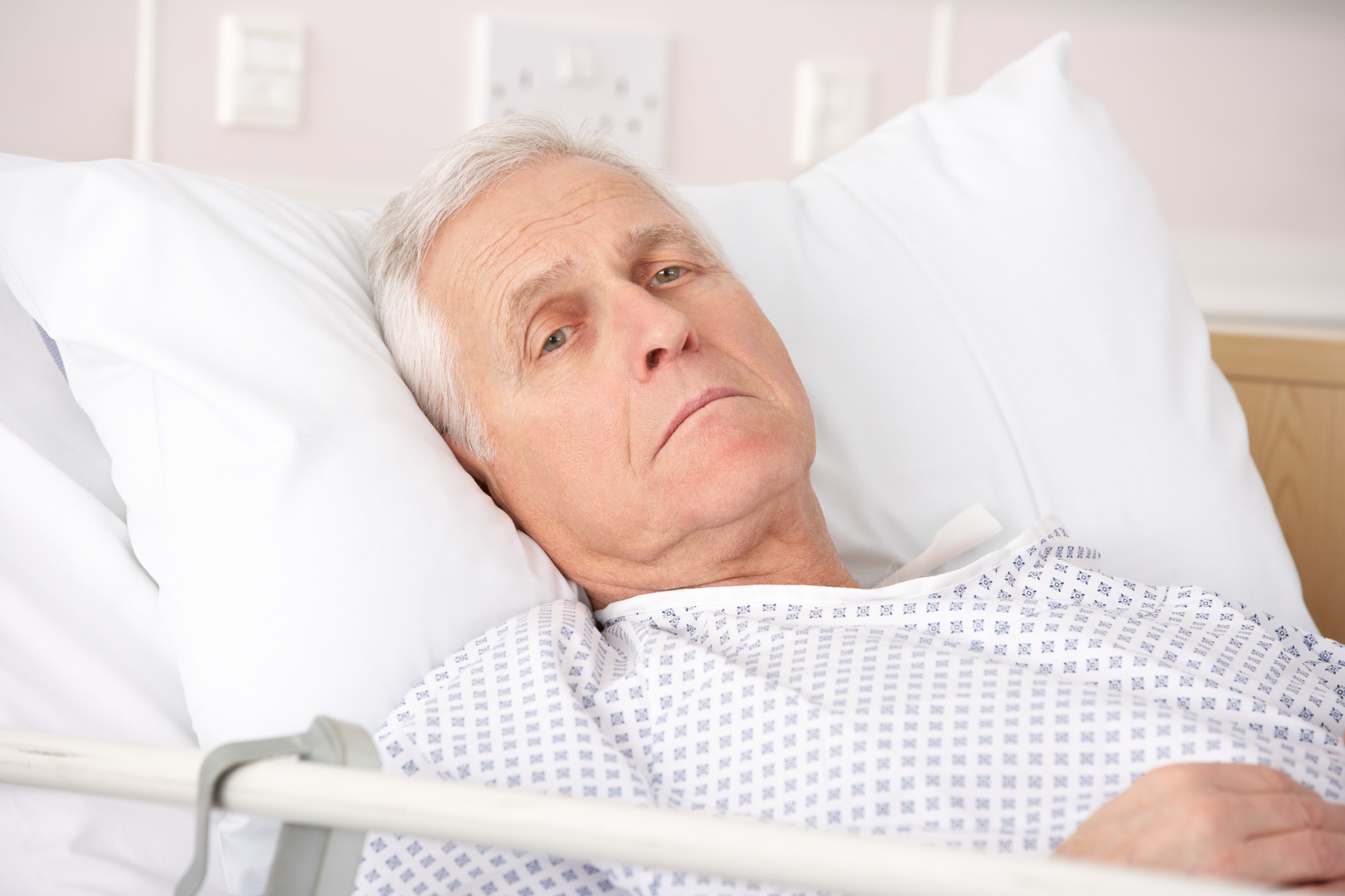 Пожилой мужчина лежит в больнице